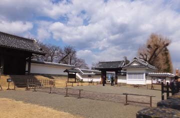 敷地に入ります〜