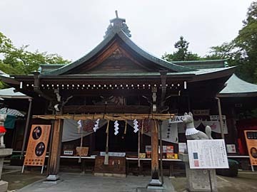 にやり