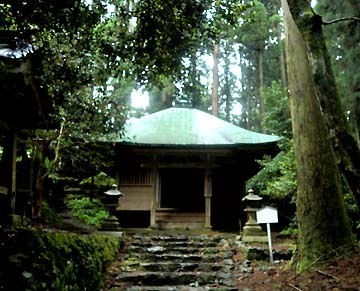 椿堂はひっそりと建っていました