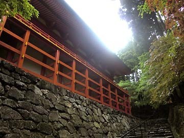 朱塗りが眩しい