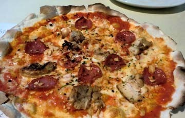 生地がカリカリしていて美味しい。1000円前後のお値段だった気がします