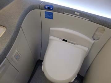 こぎれいなトイレですこと!